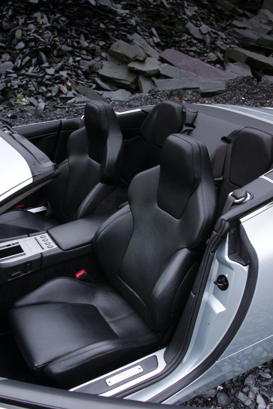 Интерьер Aston Martin DB9 Volante 2004 года  (UK) (фото 9 из 38)